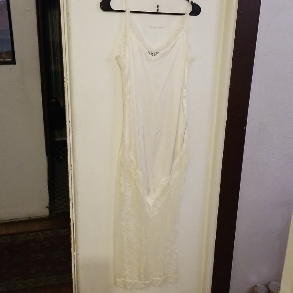 Lioness white nightgown